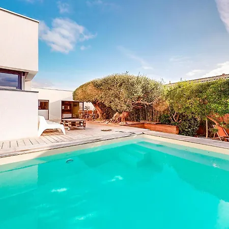 In With Private Swimming Pool, Be Inside Or Outside * Médis